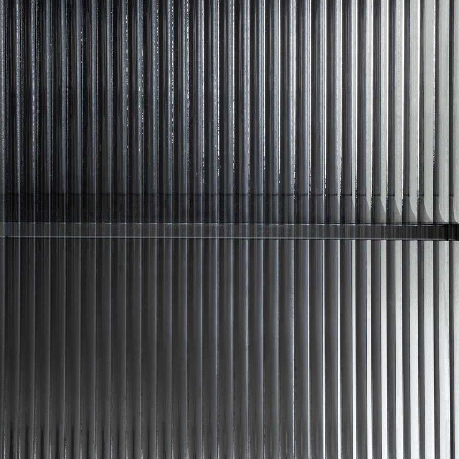 KAVE HOME Trixie vitrineskap, m. 2 drer - klart glass og sort stl (70x143)