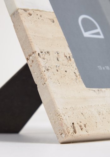 KAVE HOME Uria fotoramme i hvit marmor og beige stein 23 x 18 cm