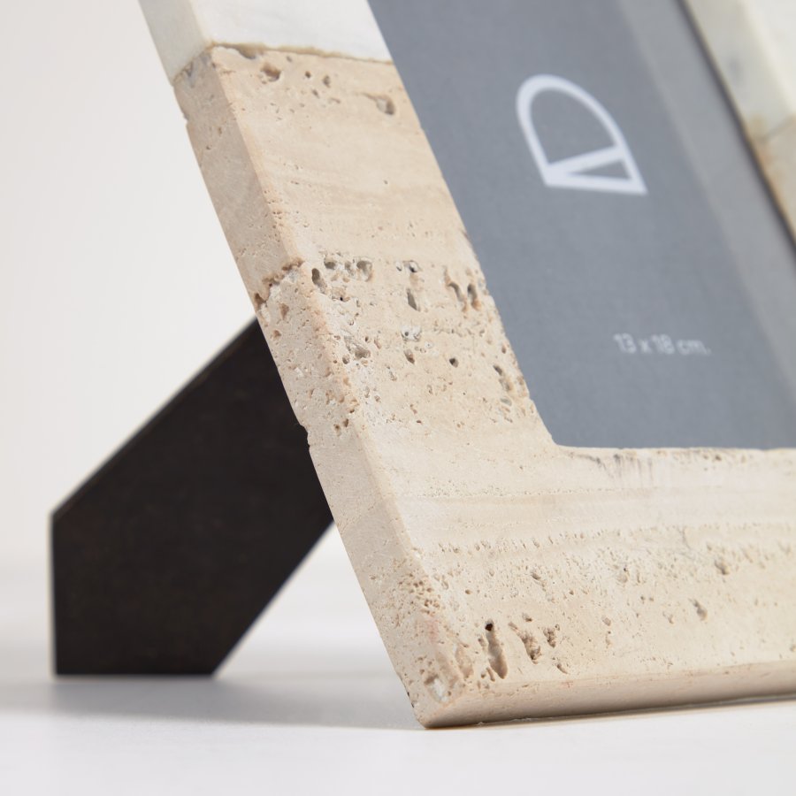 KAVE HOME Uria fotoramme i hvit marmor og beige stein 23 x 18 cm