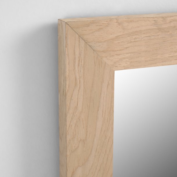 Wilany spejl med naturlig finish. Rektangulrt med en tr