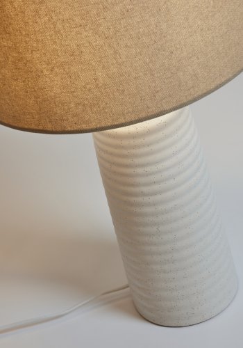 KAVE HOME Mijal bordlampe - lin, messing og hvit keramikk