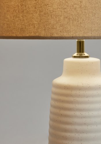 KAVE HOME Mijal bordlampe - lin, messing og hvit keramikk