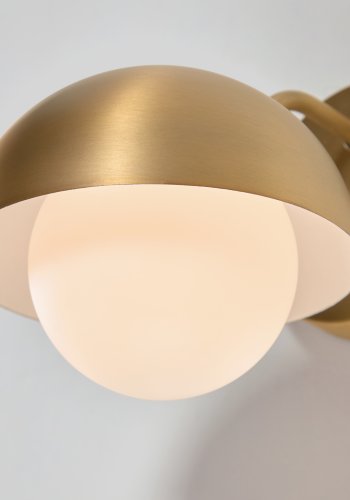 KAVE HOME Lonela vegglampe i metall med messingfinish