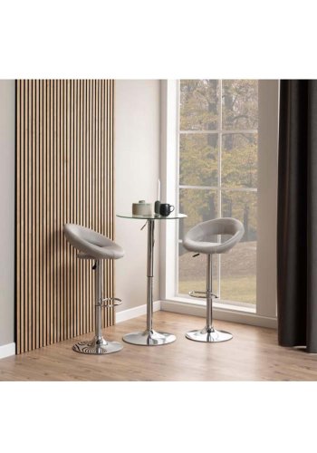 ACT NORDIC Plump Barhocker mit Rückenlehne und Fußstütze – taupefarbenes PU und verchromtes Metall