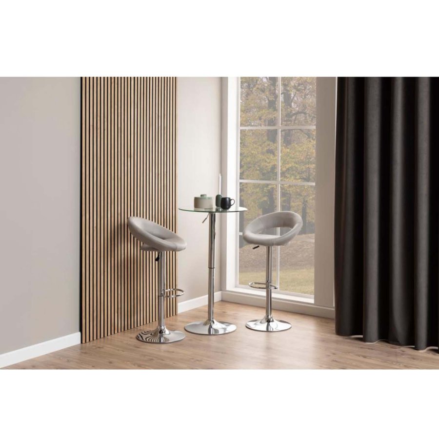 ACT NORDIC Plump Barhocker mit Rückenlehne und Fußstütze – taupefarbenes PU und verchromtes Metall