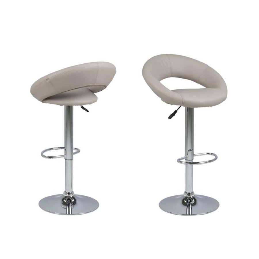 ACT NORDIC Plump Barhocker mit Rückenlehne und Fußstütze – taupefarbenes PU und verchromtes Metall