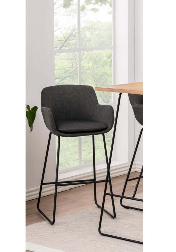 ACT NORDIC Lisa Barhocker mit Rückenlehne, Armlehnen und Fußstütze – dunkelgraues Polyester und schwarzes Metall