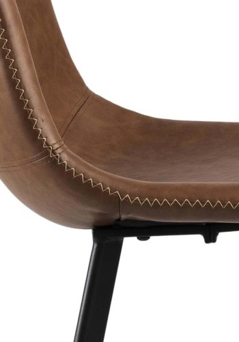 ACT NORDIC Oregon Barhocker, mit Rückenlehne und Fußstütze – Cognac-PU und schwarzes Metall