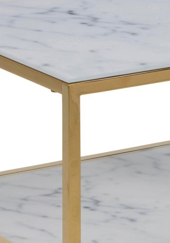 ACT NORDIC Alisma sengebord, m. hylde - hvid marmorprint glas og guld metal (45x40)
