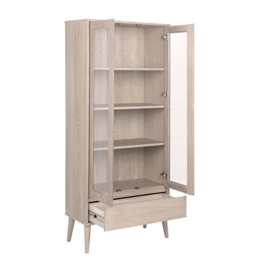 ACT NORDIC Nagano vitrineskab, m. 2 lger og 1 skuffe - glas og hvidpigmenteret egefiner/eg