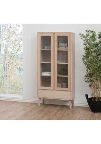 ACT NORDIC Nagano vitrineskab, m. 2 lger og 1 skuffe - glas og hvidpigmenteret egefiner/eg