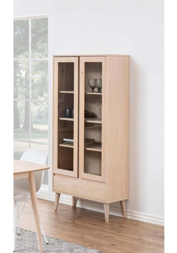 ACT NORDIC Nagano vitrineskab, m. 2 lger og 1 skuffe - glas og hvidpigmenteret egefiner/eg