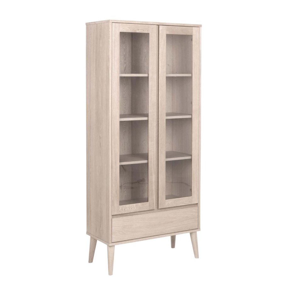 ACT NORDIC Nagano vitrineskab, m. 2 lger og 1 skuffe - glas og hvidpigmenteret egefiner/eg