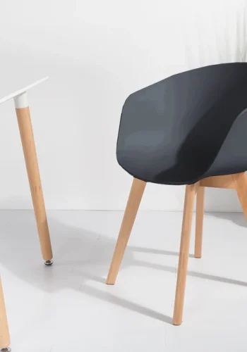 NORDLYS Alborg Esszimmerstuhl, mit Armlehnen � schwarzes Polypropylen und Naturholz