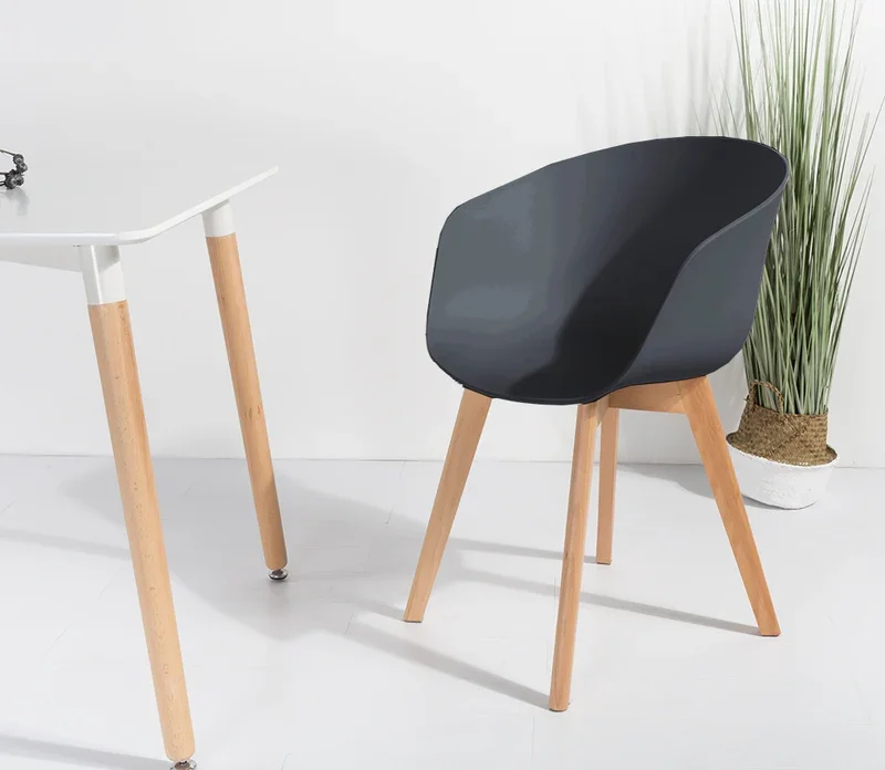 NORDLYS Alborg Esszimmerstuhl, mit Armlehnen � schwarzes Polypropylen und Naturholz