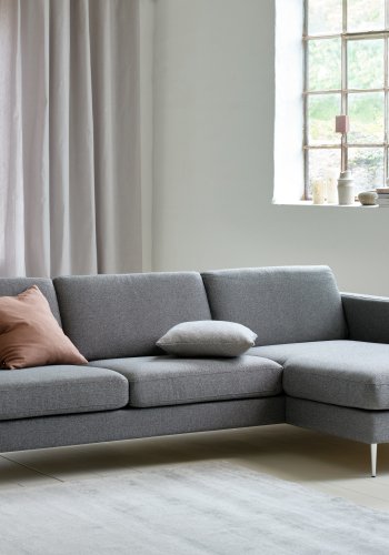 Asksett 51 3D sofa, m. sjeselong - lys granittgr polyesterstoff og brstet aluminium