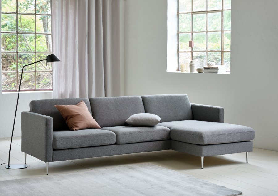 Asksett 51 3D sofa, m. sjeselong - lys granittgr polyesterstoff og brstet aluminium