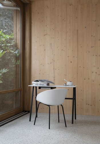 ZUIVER Void spisebordstol, m. armlen - melkehvit resirkulert polypropylen og sort stl