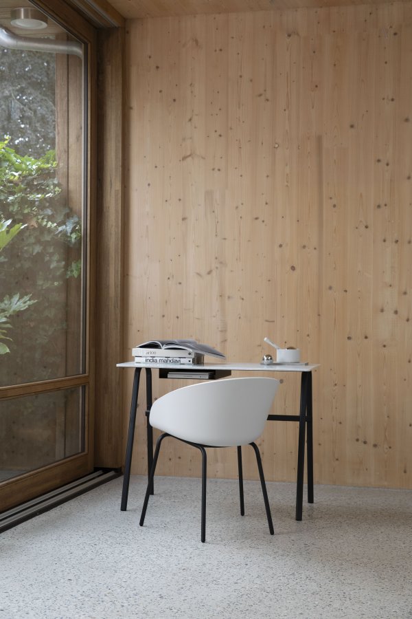 ZUIVER Void spisebordstol, m. armlen - melkehvit resirkulert polypropylen og sort stl