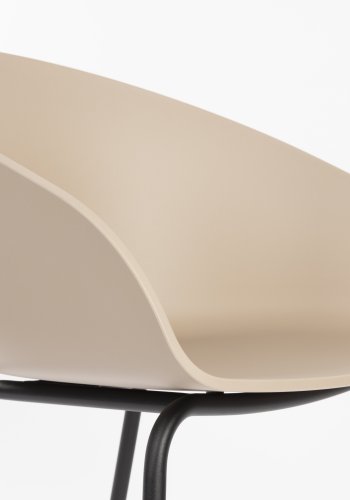 ZUIVER Void spisebordstol, m. armlen - latte brun resirkulert polypropylen og sort stl