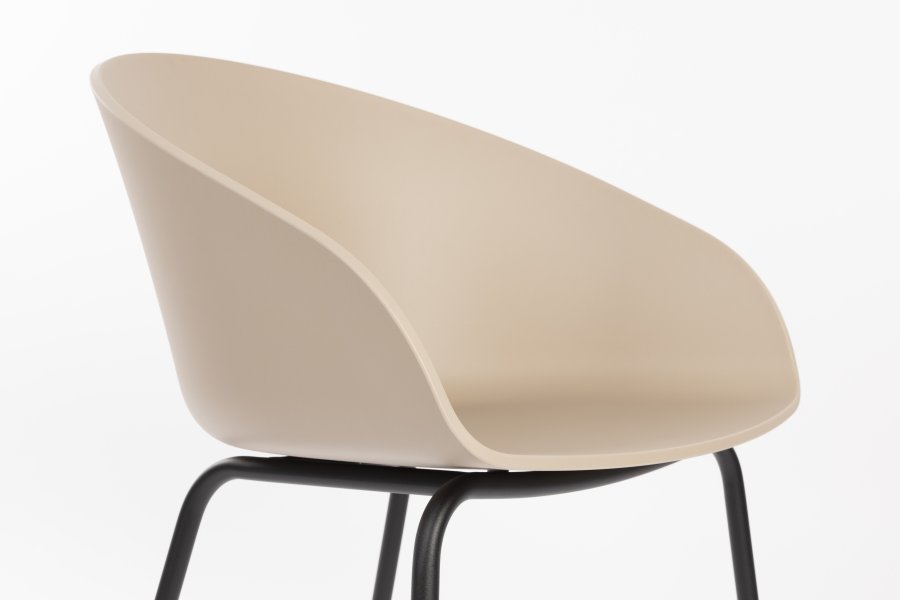 ZUIVER Void spisebordstol, m. armlen - latte brun resirkulert polypropylen og sort stl