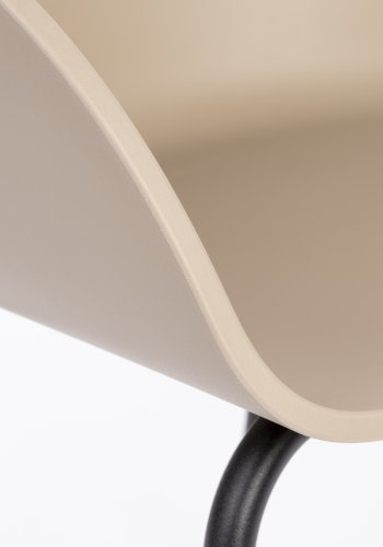 ZUIVER Void spisebordstol, m. armlen - latte brun resirkulert polypropylen og sort stl