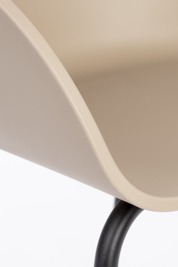 ZUIVER Void spisebordstol, m. armlen - latte brun resirkulert polypropylen og sort stl