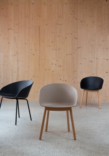 ZUIVER Void spisebordstol, m. armlen - latte brun resirkulert polypropylen og sort stl