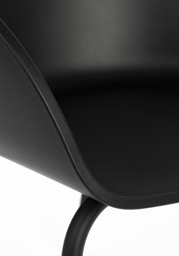 ZUIVER Void spisebordsstol, med armlener - svart resirkulert polypropylen og sort stl