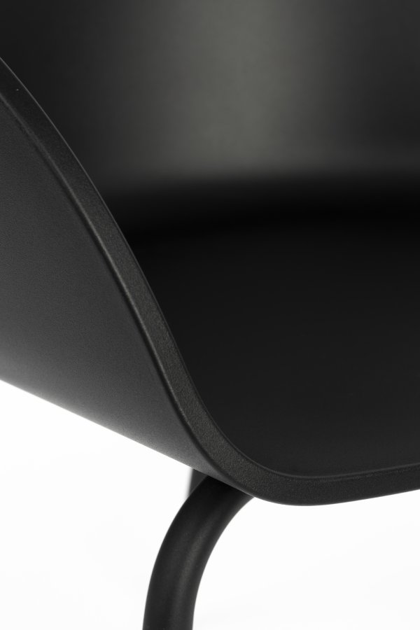 ZUIVER Void spisebordsstol, med armlener - svart resirkulert polypropylen og sort stl