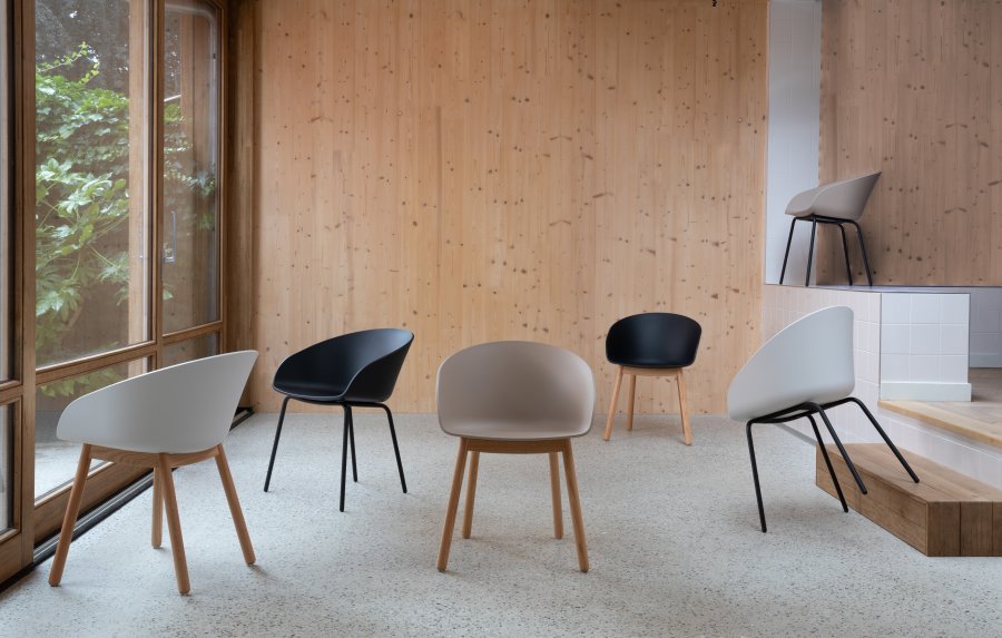 ZUIVER Void spisebordsstol, med armlener - svart resirkulert polypropylen og sort stl