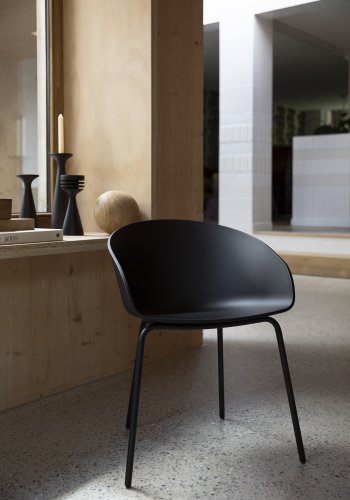 ZUIVER Void spisebordsstol, med armlener - svart resirkulert polypropylen og sort stl