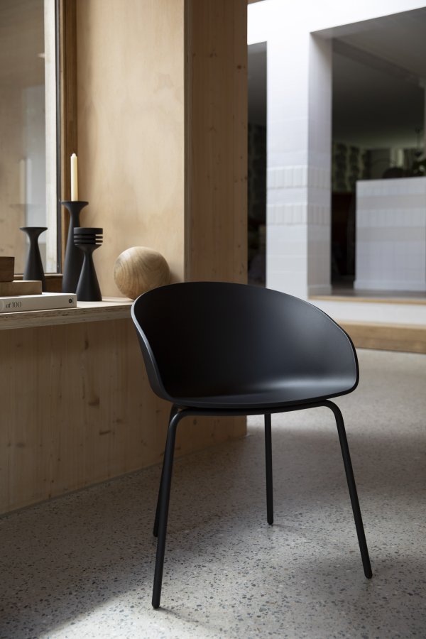 ZUIVER Void spisebordsstol, med armlener - svart resirkulert polypropylen og sort stl