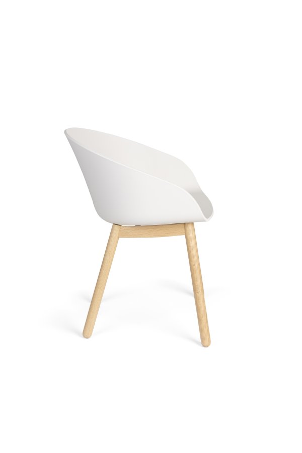 ZUIVER Void spisebordsstol, med armlener - melkehvit resirkulert polypropylen og naturlig eik