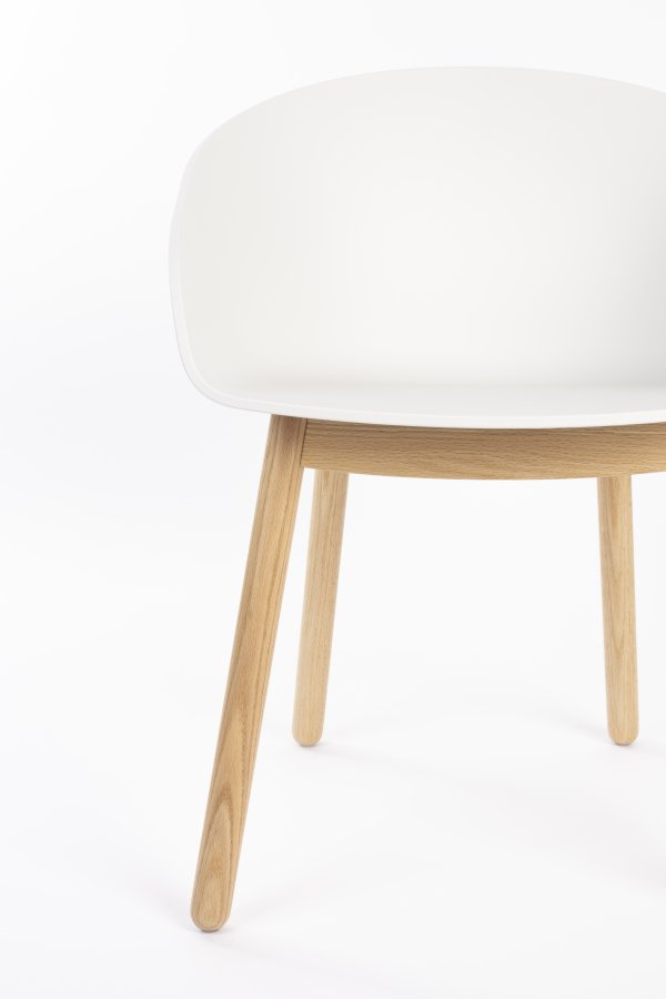 ZUIVER Void spisebordsstol, med armlener - melkehvit resirkulert polypropylen og naturlig eik