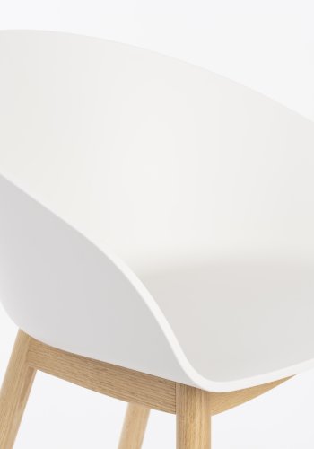 ZUIVER Void spisebordsstol, med armlener - melkehvit resirkulert polypropylen og naturlig eik