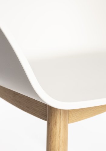ZUIVER Void spisebordsstol, med armlener - melkehvit resirkulert polypropylen og naturlig eik