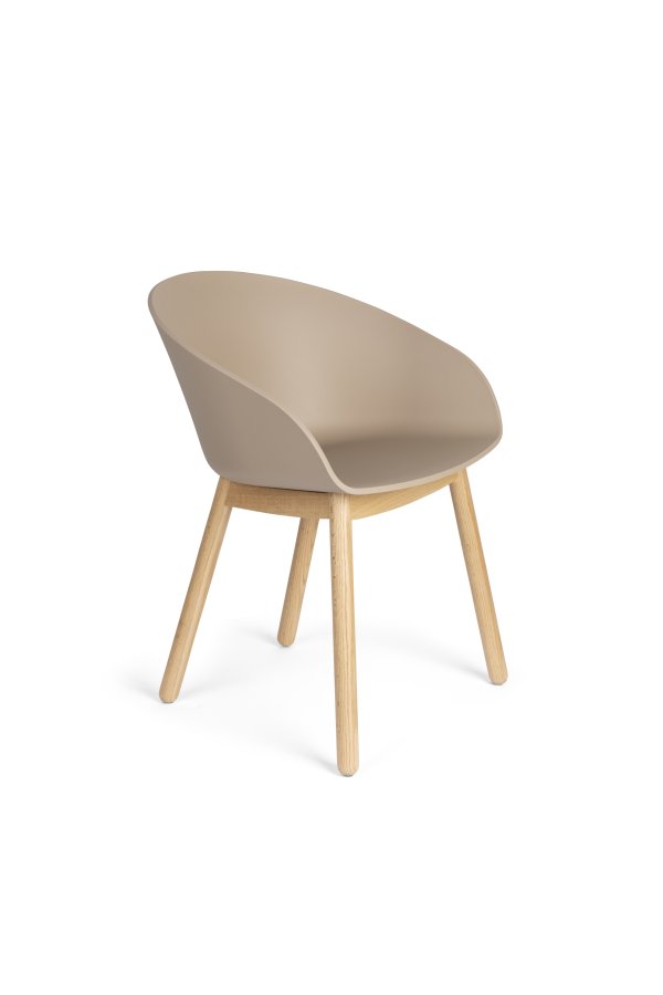 ZUIVER Void spisebordstol, m. armlen - lattebrun resirkulert polypropylen og naturlig eik