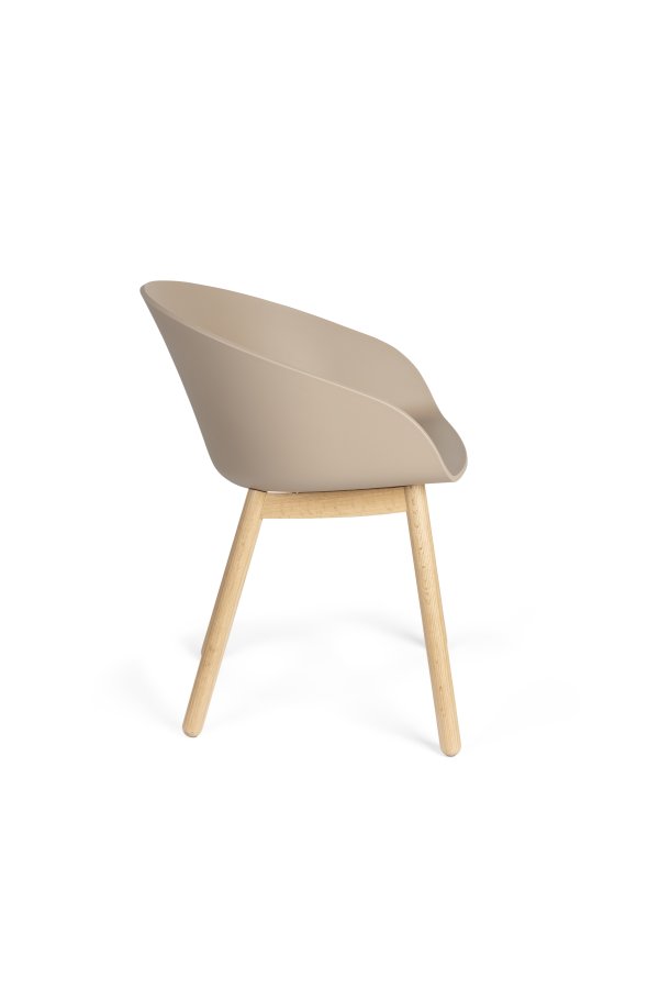 ZUIVER Void spisebordstol, m. armlen - lattebrun resirkulert polypropylen og naturlig eik