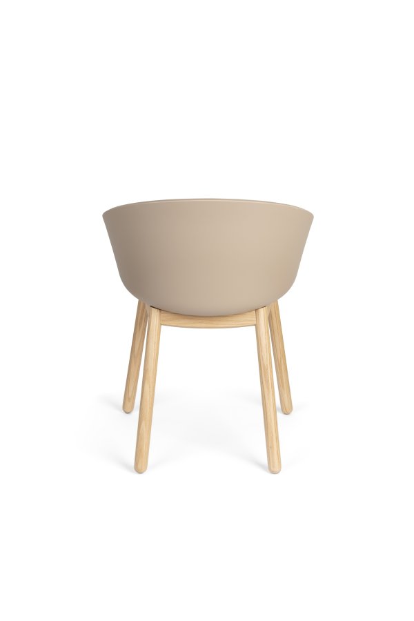 ZUIVER Void spisebordstol, m. armlen - lattebrun resirkulert polypropylen og naturlig eik