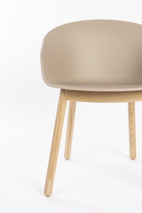 ZUIVER Void spisebordstol, m. armlen - lattebrun resirkulert polypropylen og naturlig eik