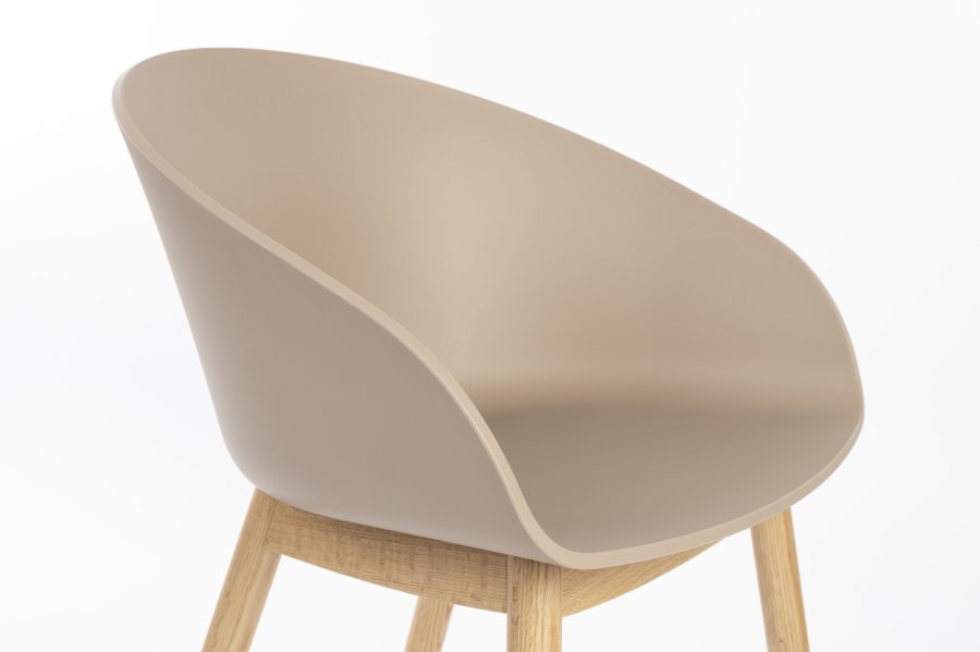 ZUIVER Void spisebordstol, m. armlen - lattebrun resirkulert polypropylen og naturlig eik