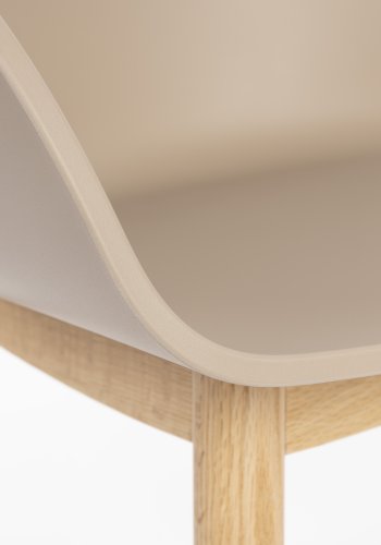 ZUIVER Void spisebordstol, m. armlen - lattebrun resirkulert polypropylen og naturlig eik