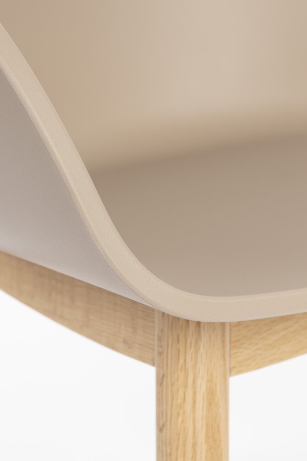 ZUIVER Void spisebordstol, m. armlen - lattebrun resirkulert polypropylen og naturlig eik