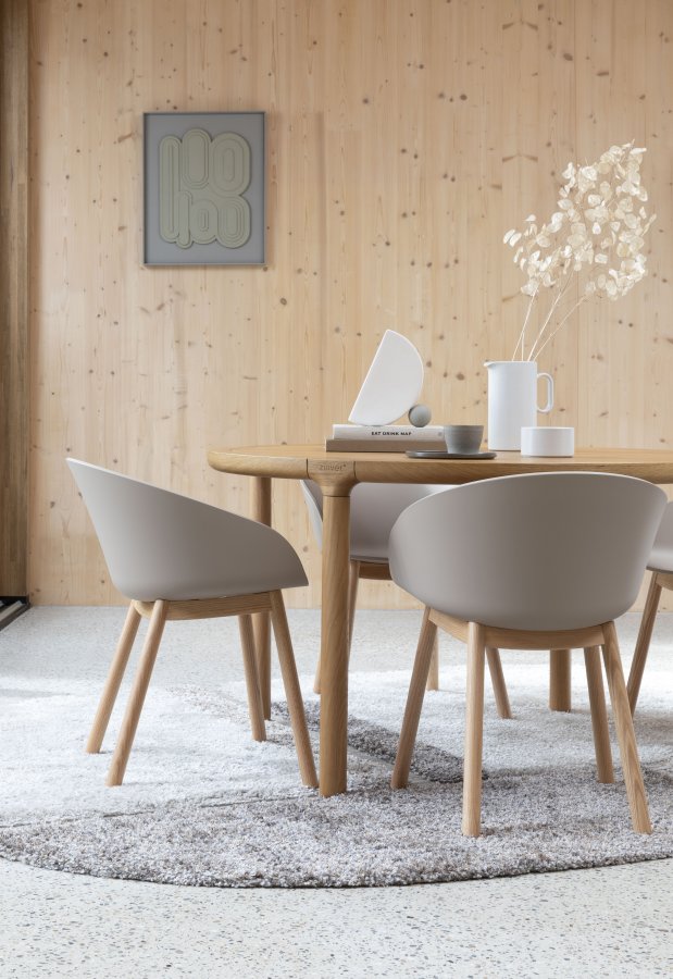 ZUIVER Void spisebordstol, m. armlen - lattebrun resirkulert polypropylen og naturlig eik