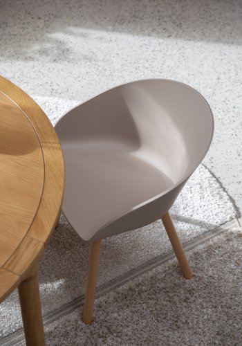 ZUIVER Void spisebordstol, m. armlen - lattebrun resirkulert polypropylen og naturlig eik