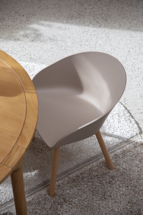 ZUIVER Void spisebordstol, m. armlen - lattebrun resirkulert polypropylen og naturlig eik