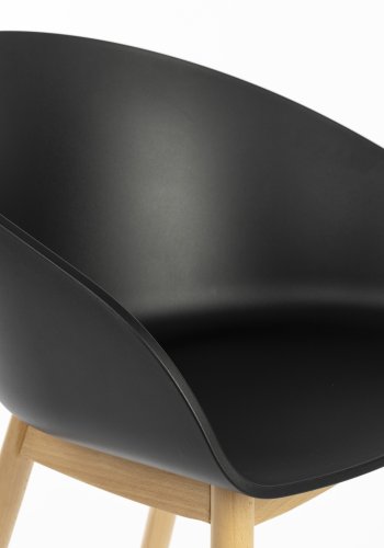ZUIVER Void spisebordstol, m. armlen - svart resirkulert polypropylen og naturlig eik