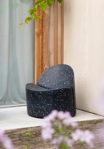 ZUIVER Bloom utendrs loungestol - svart granitt-look resirkulert exopixel