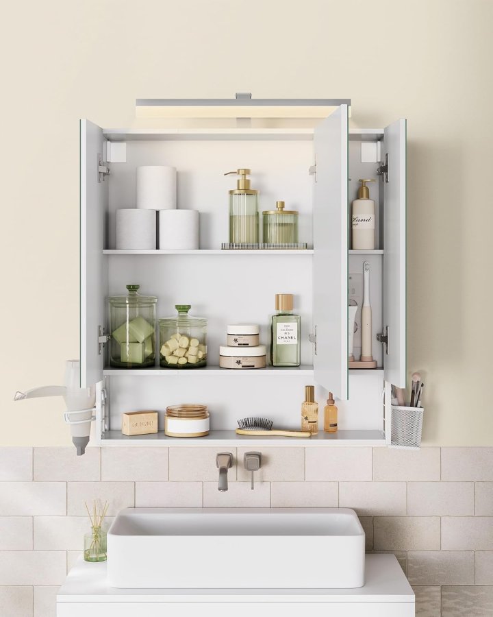 VASAGLE Badev�relsesskab med 3 d�re, spejlskab, v�gskab, stikkontakter, h�ngekurv, h�rt�rrerholder, masser af opbevaringsplads, til badev�relse, 16,5 x 70 x 75 cm, Cloudy White BBK126W01